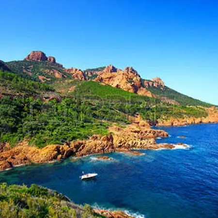 Sleep In Between Sea And Mountains 戛纳