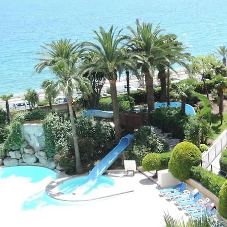 Sleep In Between Sea And Mountains 戛纳