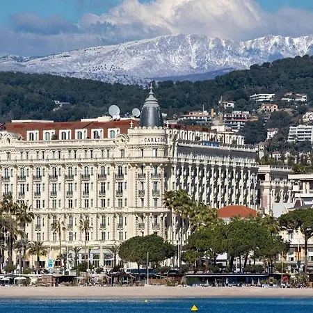 Sleep In Between Sea And Mountains 戛纳